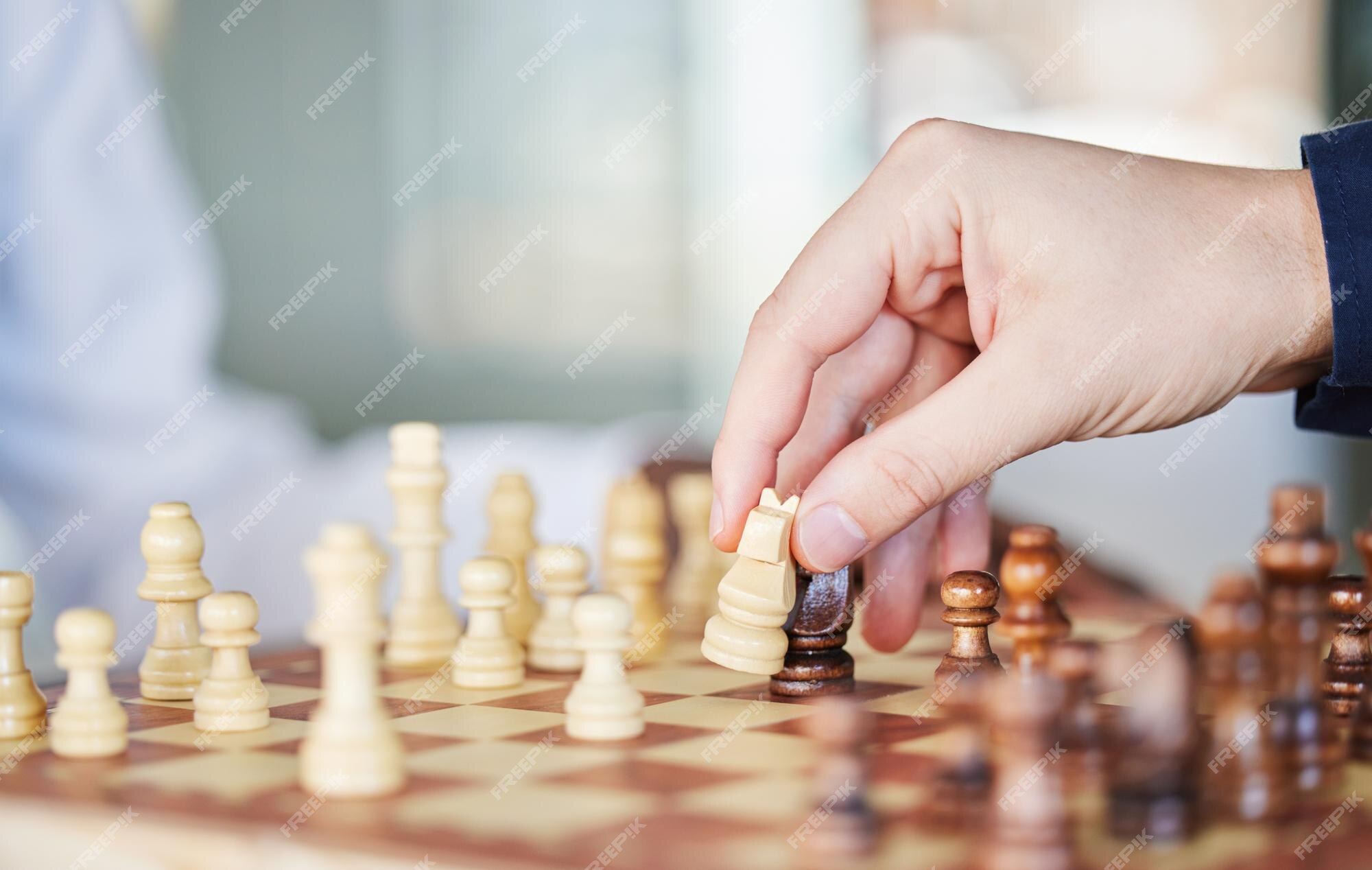 Xadrez de jogo de tabuleiro e homens jogando em uma mesa enquanto conversam  sobre estratégia ou plano parceiros de negócios ou amigos juntos para jogar  relaxam e se relacionam com o ícone