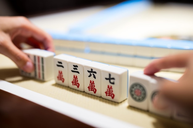 Jogando Mahjong na mesa