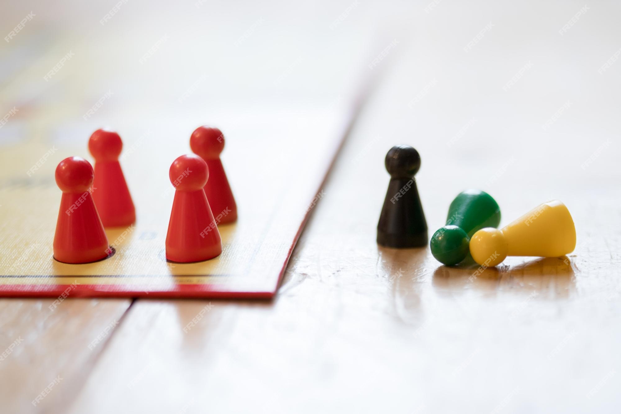 Jogando um jogo de salão meeples em uma mesa ludo