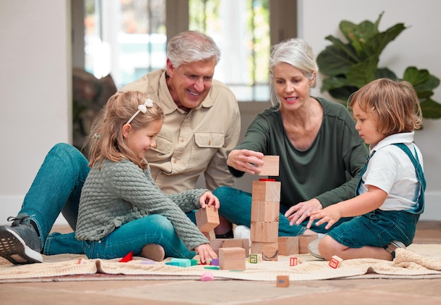 Jogar crianças e avós em blocos de construção de casas e ligação de crescimento e desenvolvimento da família Jogos crianças e aprender com brinquedos pessoas e sorrir no chão da sala de estar e diversão em casa