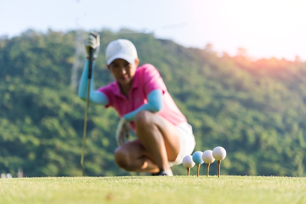 Jogar golfe na grama, close-up