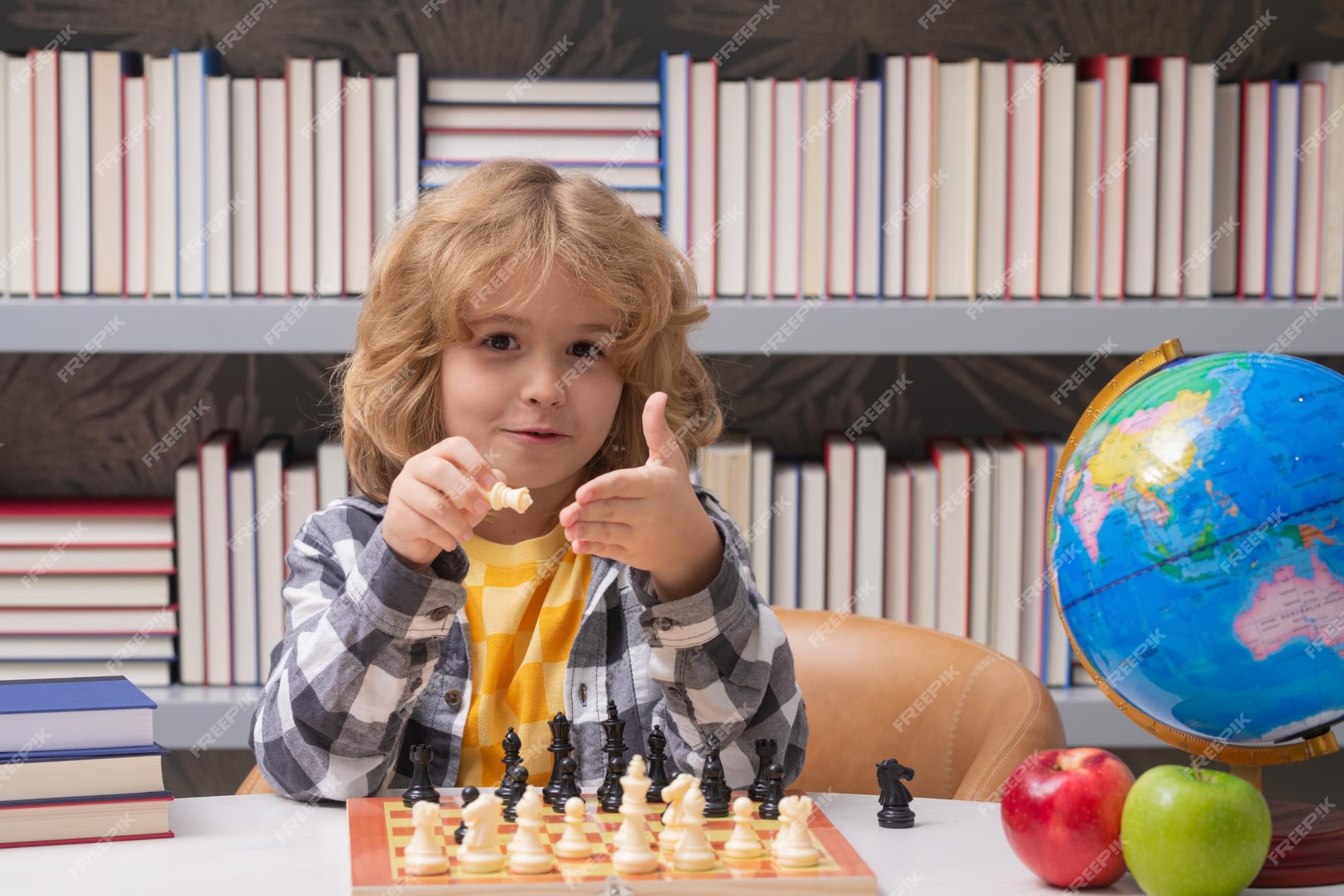 Criança Jogar Xadrez Na Sala De Aula Na Escola. Criança Inteligente  Pensando Em Xadrez. Retrato De Criança Inteligente Com Tabuleiro De Xadrez.  Menino Jogar Xadrez. Foto Royalty Free, Gravuras, Imagens e Banco