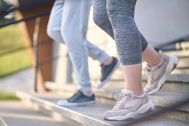 Joggen. Nahaufnahme von menschlichen Beinen auf den Stufen