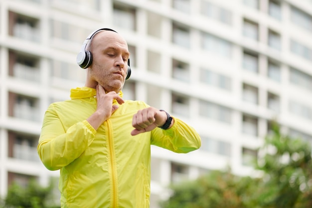 Jogger comprobando el pulso