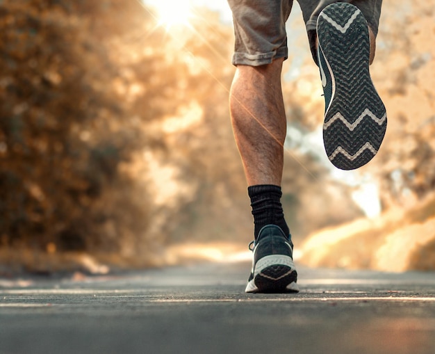 Foto jogger im wald