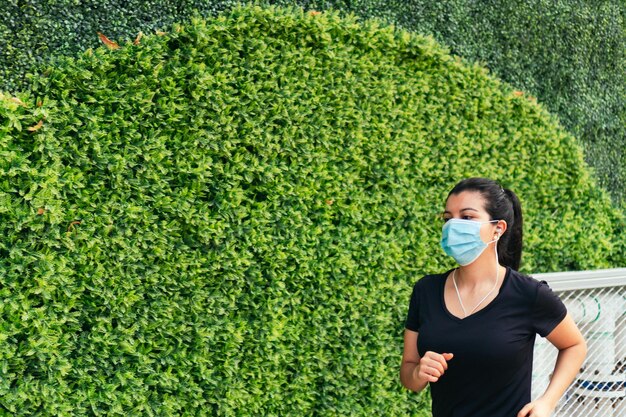 Jogger mit Schutzmaske beim Joggen auf der Straße