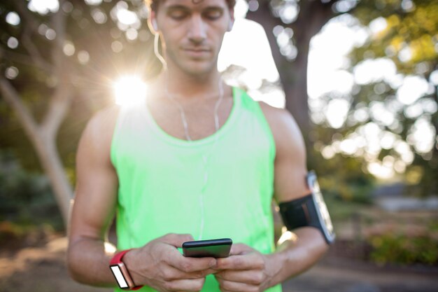 Jogger sonriente escuchando música