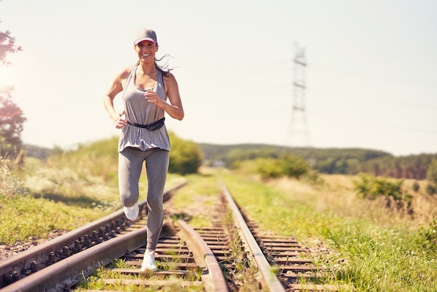 Joggerin, die auf dem Land läuft