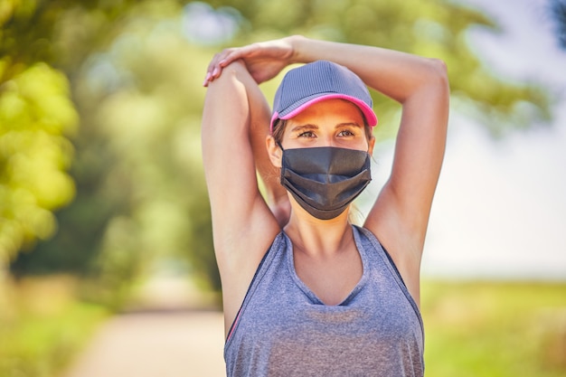 Joggerin, die auf dem Land läuft