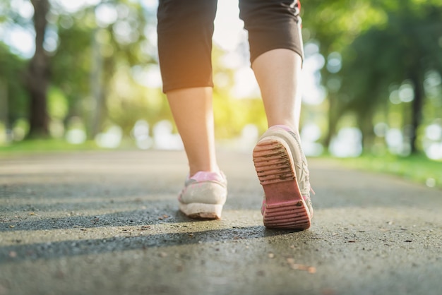 Jogging mulheres com sapatos sujos em um parque