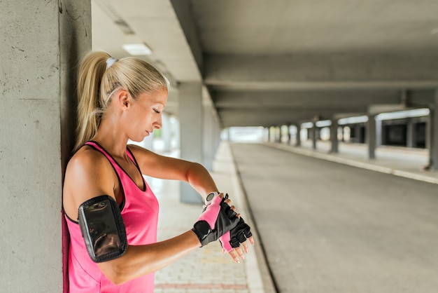 Jogging Woman Checks reloj inteligente