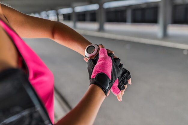 Jogging Woman Checks reloj inteligente