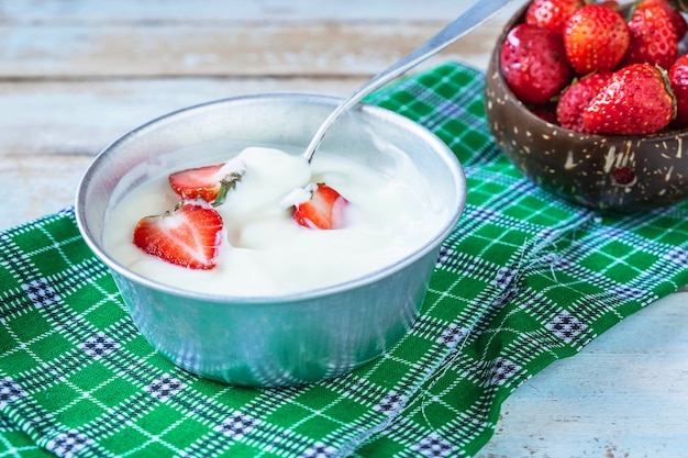 Foto joghurt, erdbeerfrucht für die gesundheit