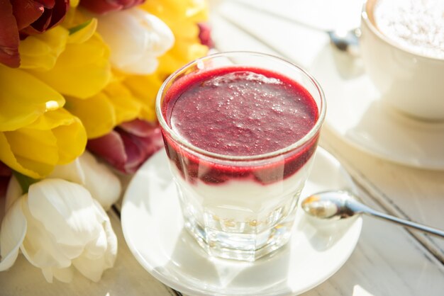 Joghurt in einem Becherglas auf dem Tisch.