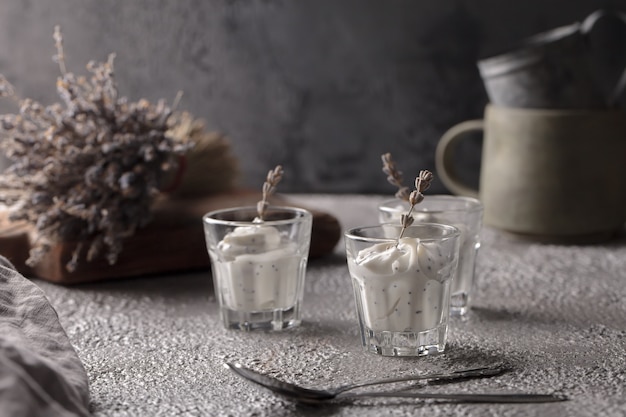 Joghurt in einem Glas. Lavendeljoghurt mit Chia-Samen