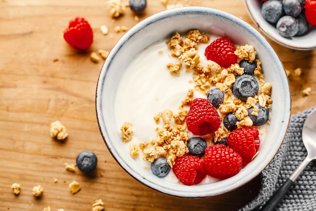 Joghurt mit Beeren und Müsli in der Schüssel