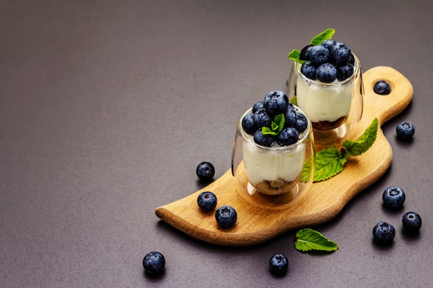 Joghurt mit Blaubeeren und Chiasamen auf Schneidebrett