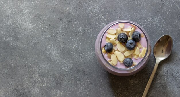 Joghurt mit Blaubeeren und Mandeln.