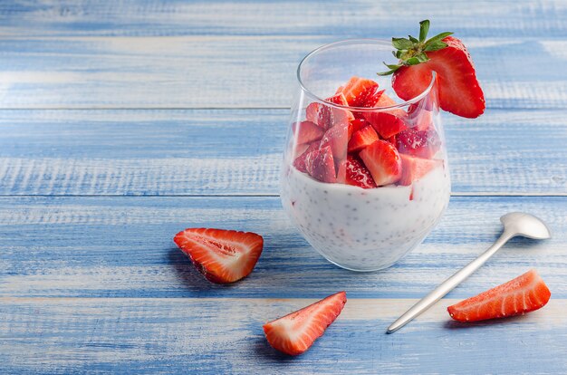 Joghurt mit Chiasamen und Erdbeeren