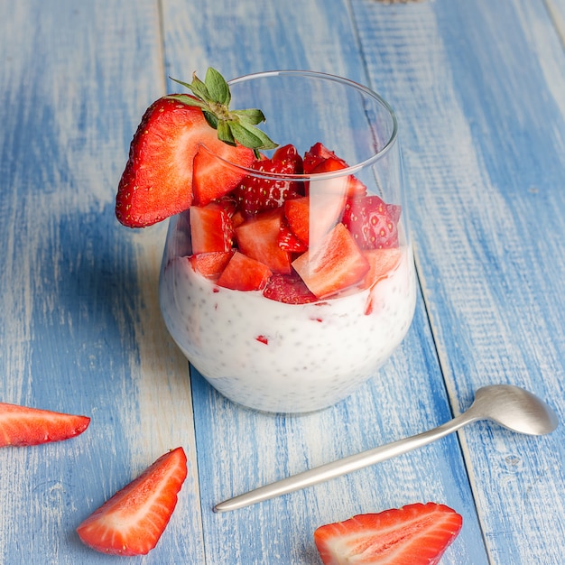 Joghurt mit Chiasamen und Erdbeeren