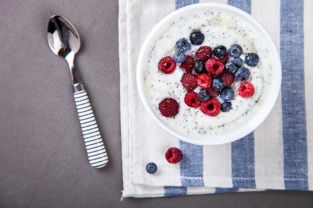 Joghurt mit Chiasamen und frischen Himbeeren, Blaubeeren