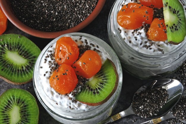 Joghurt mit Chiasamen und Früchten. Super Food Keto Snack.