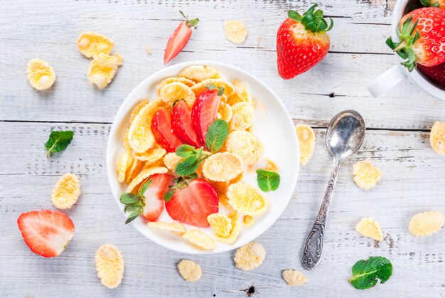 Joghurt mit Cornflakes und Erdbeeren