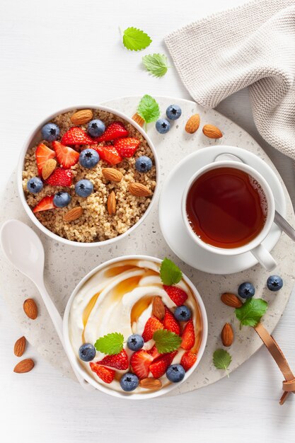 Joghurt mit Erdbeer-Blaubeer-Honig-Mandel und Quinoa zum Frühstück