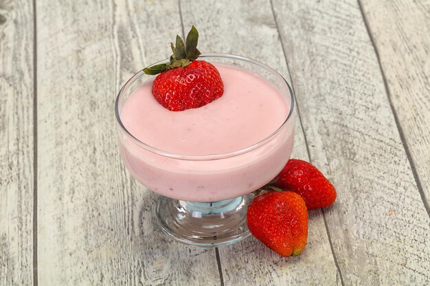 Joghurt mit Erdbeere in der Schüssel