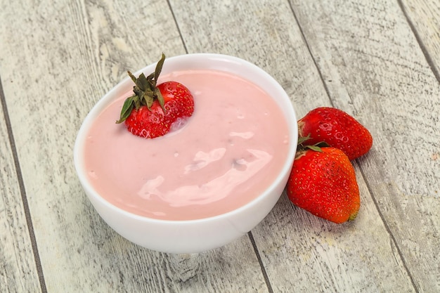 Joghurt mit Erdbeere in der Schüssel