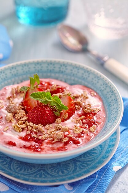 Joghurt mit Erdbeere und Müsli