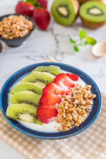 Joghurt mit Erdbeeren, Kiwi und Müsli
