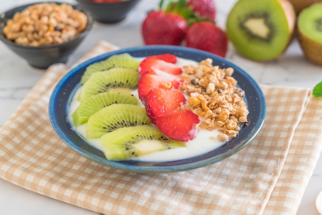 Joghurt mit Erdbeeren, Kiwi und Müsli