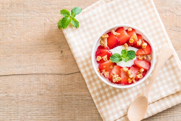 Joghurt mit Erdbeeren und Müsli