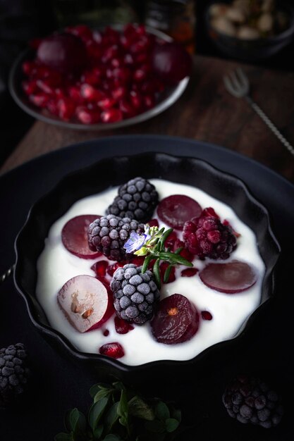Joghurt mit frischem Obst Joghurt mit Beeren Gesundes Frühstück oder Snack