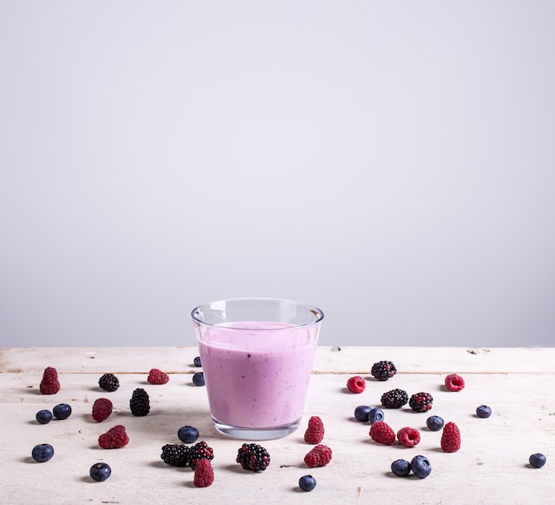 Joghurt mit frischen Beeren