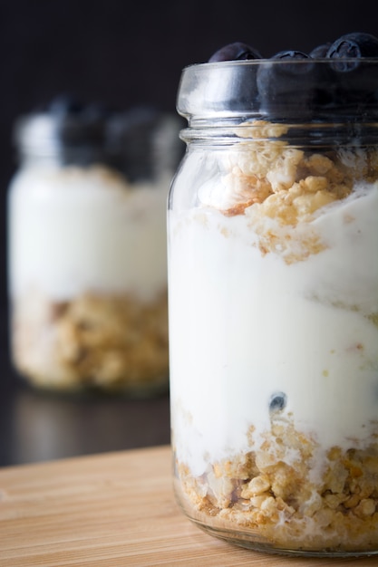 Joghurt mit frischen Blaubeeren und Müsli hautnah