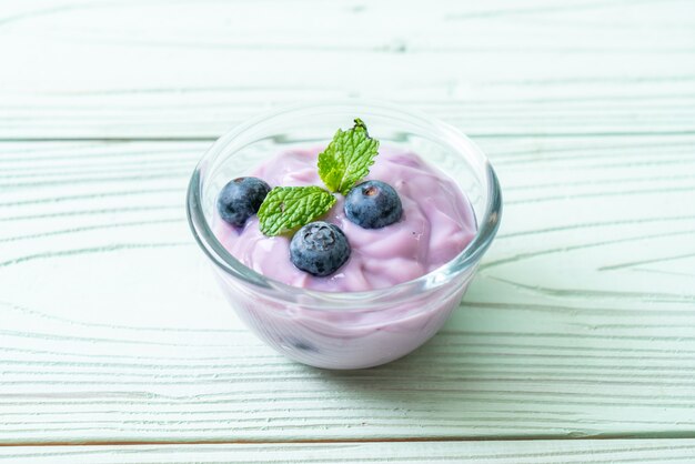 Joghurt mit frischen Blaubeeren