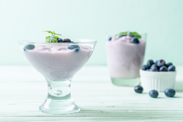 Joghurt mit frischen Blaubeeren