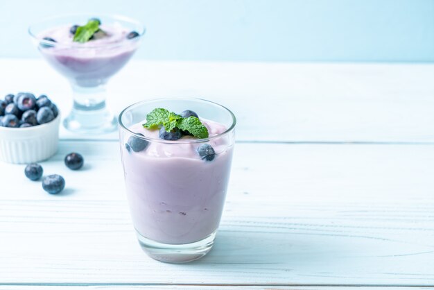 Joghurt mit frischen Blaubeeren