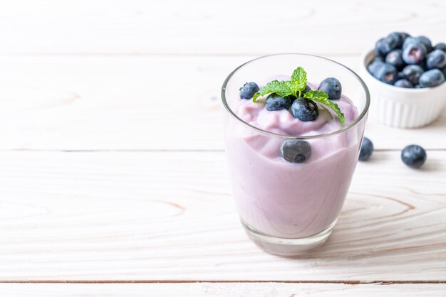 Joghurt mit frischen Blaubeeren