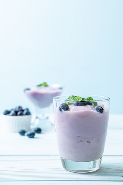 Joghurt mit frischen Blaubeeren