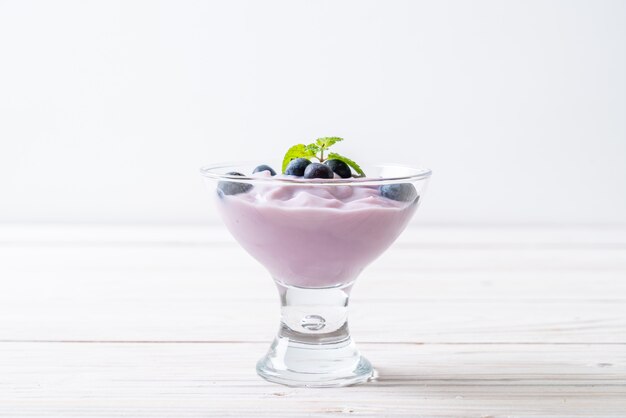 Joghurt mit frischen Blaubeeren