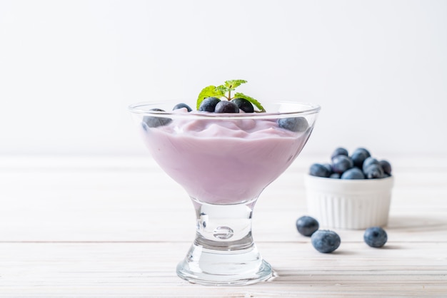 Joghurt mit frischen Blaubeeren