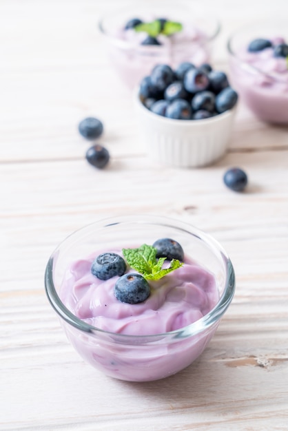 Joghurt mit frischen Blaubeeren