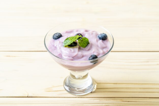 Joghurt mit frischen Blaubeeren