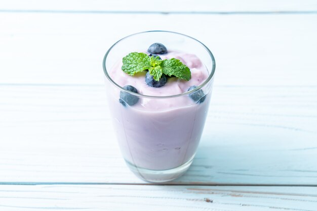 Joghurt mit frischen Blaubeeren