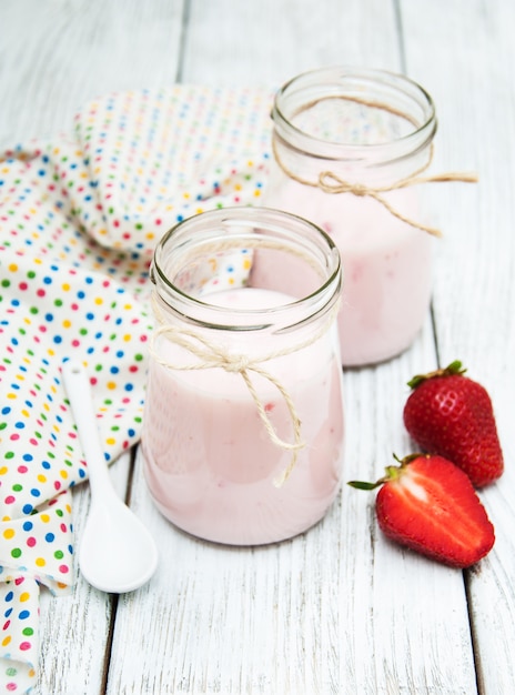 Joghurt mit frischen Erdbeeren