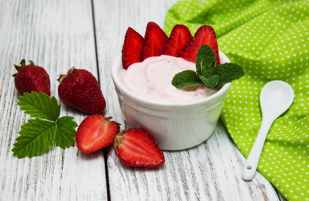 Joghurt mit frischen Erdbeeren