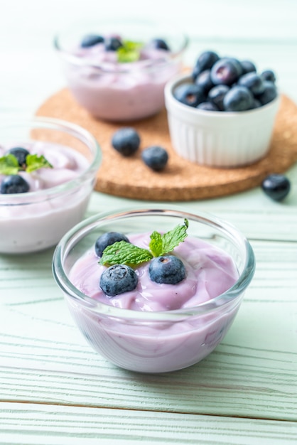 Joghurt mit frischen Heidelbeeren